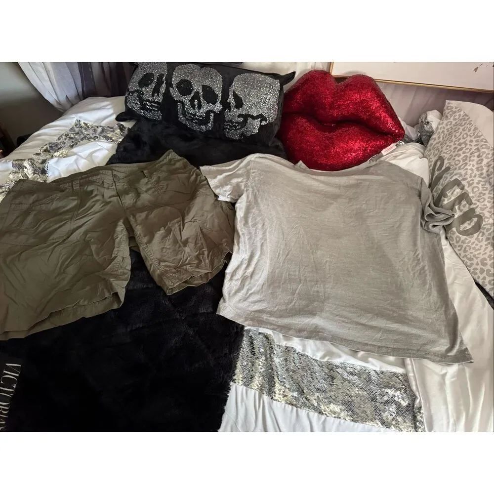 Northface women’s outfit set - green shorts & light grey evolution tee
